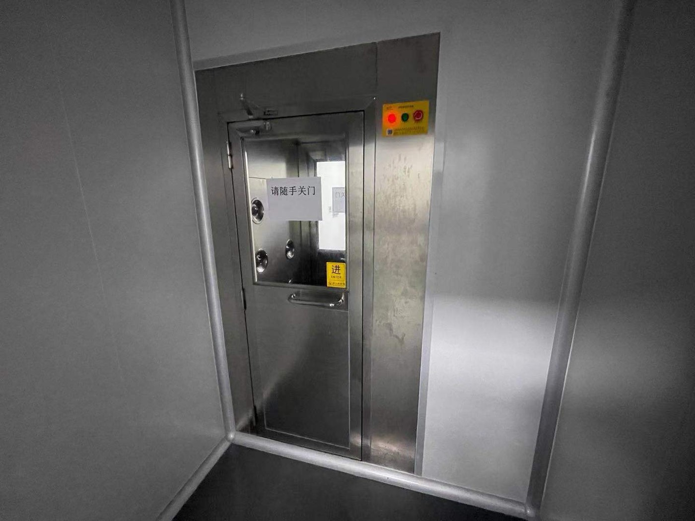 Air shower at the cleanroom entrance